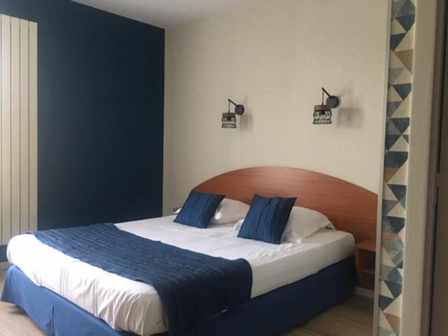 ברסויר Logis Hotel Les 3 Marchands מראה חיצוני תמונה
