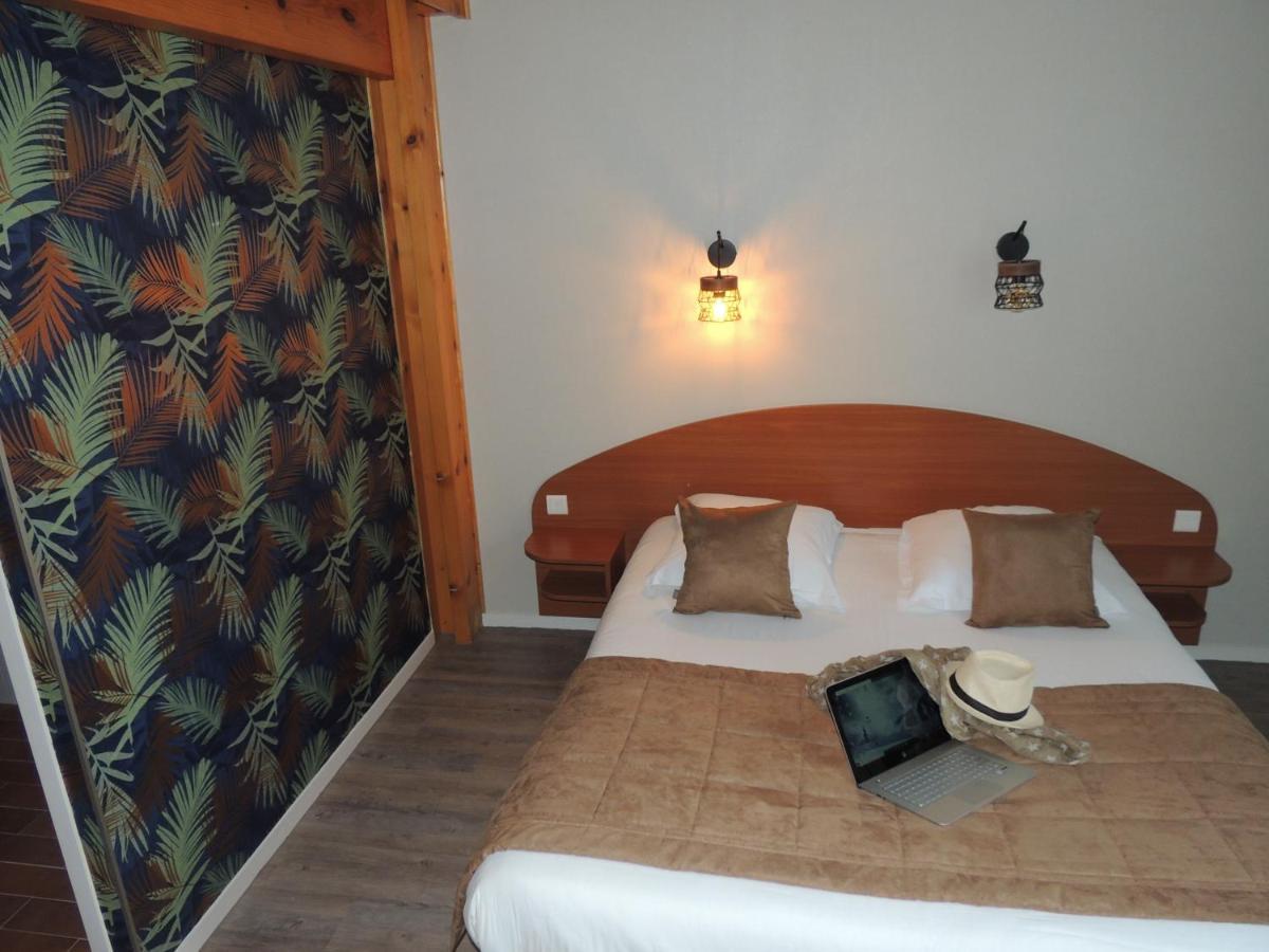ברסויר Logis Hotel Les 3 Marchands מראה חיצוני תמונה